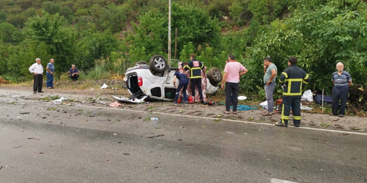 Otomobilin devrildiği feci kazada yaşlı çifti ölüm ayırdı