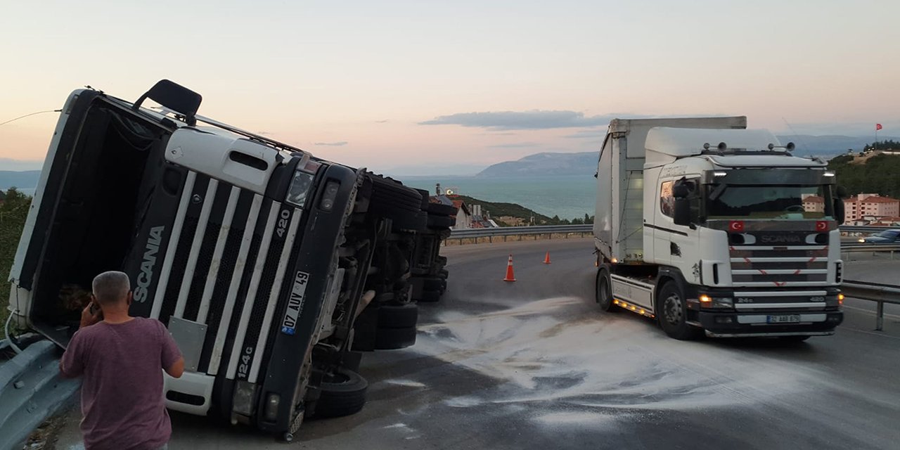 Konya'dan yola çıkan saman balyası yüklü tır Eğirdir'de devrildi