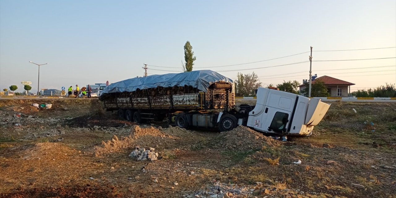 Konya'da şarampole devrilen tırın sürücüsü ölümden döndü