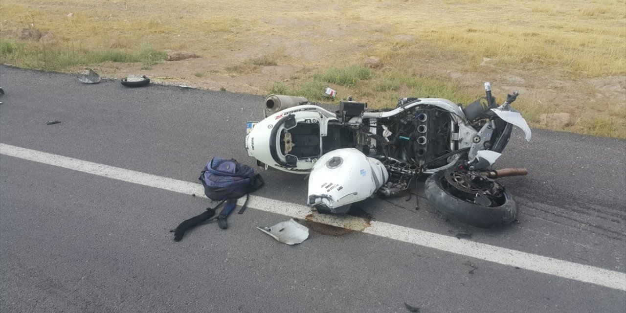 Aksaray'da motosiklet ile otomobil çarpıştı: 1 ölü, 5 yaralı