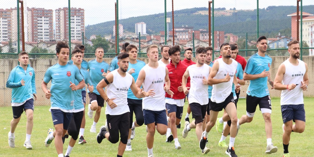 Başkansız ve antrenörsüz takımı yeni sezona kaptanı hazırlıyor