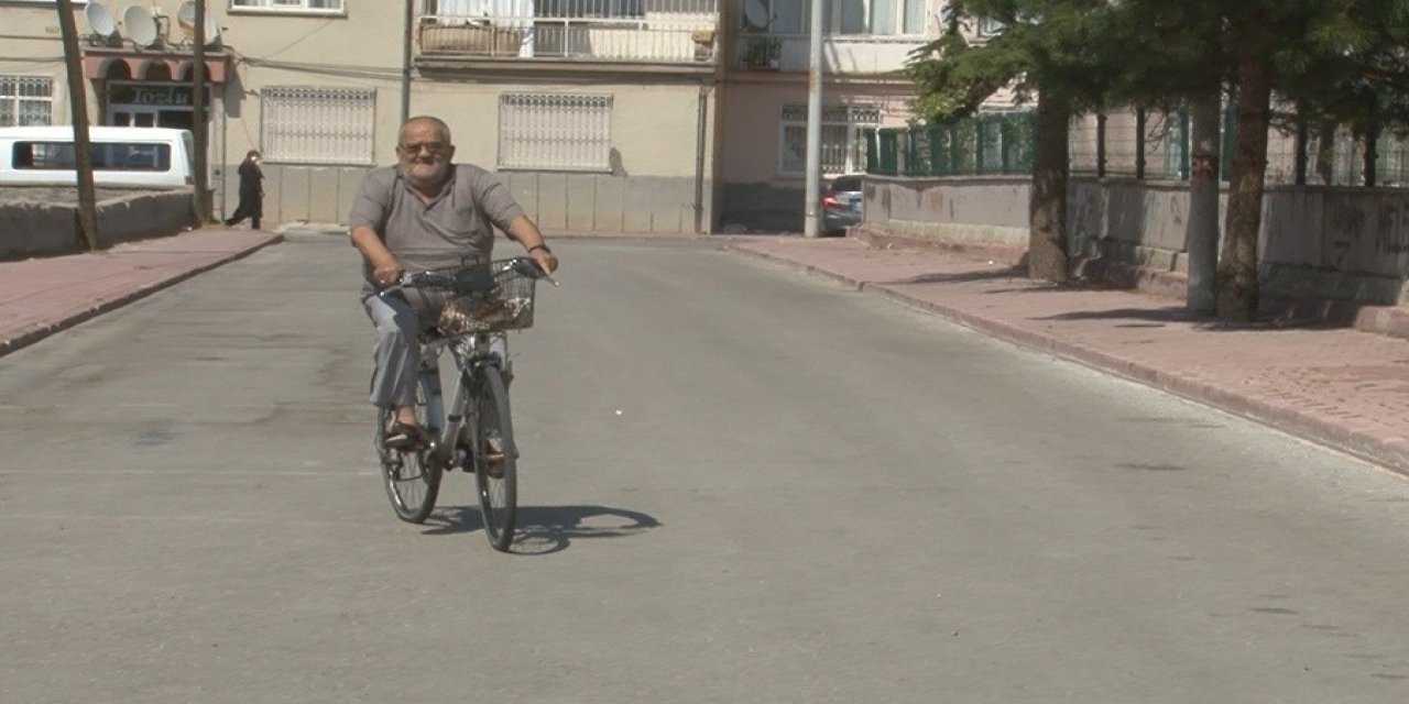Konya'da bu mahallenin muhtarı 33 yıldır hiç değişmedi! Bisikletiyle her gün sokak sokak dolaşıyor