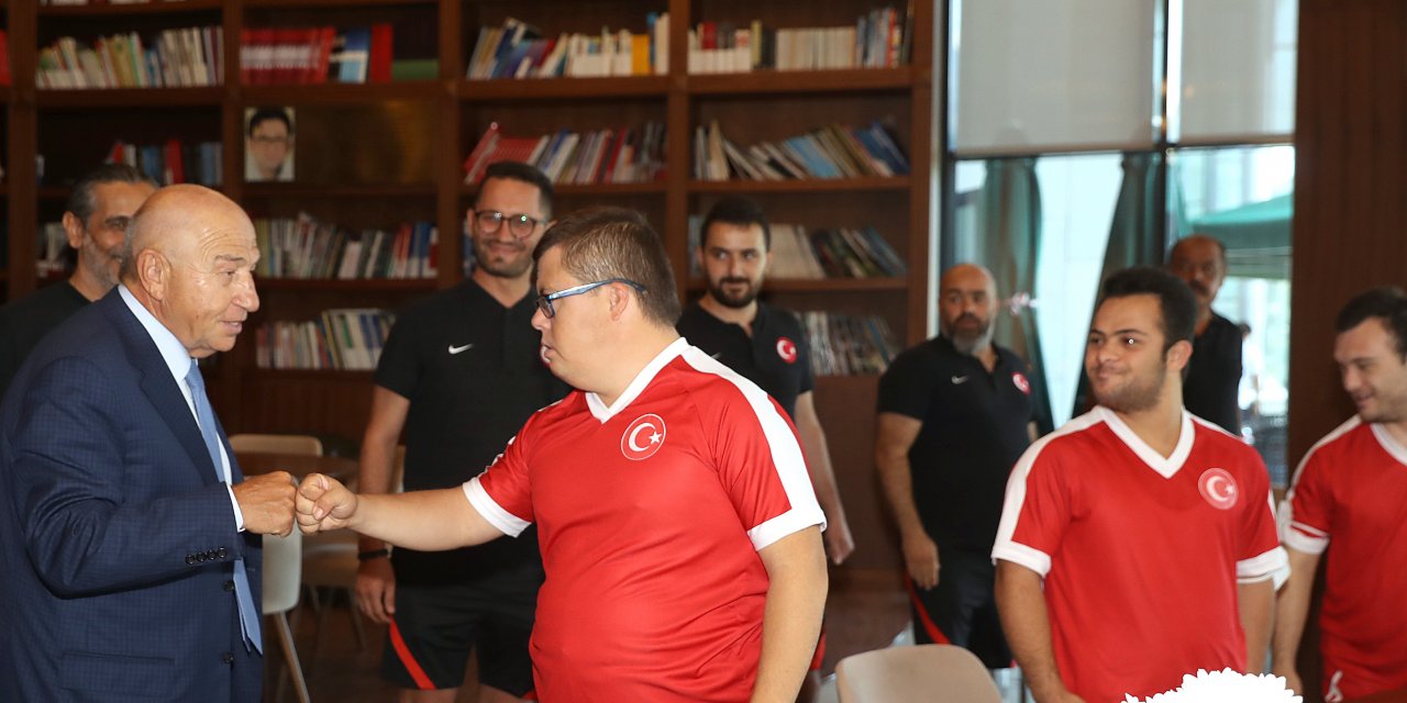 Başkan Özdemir, Down Sendromlular Futsal Milli Takımı'yla bir araya geldi