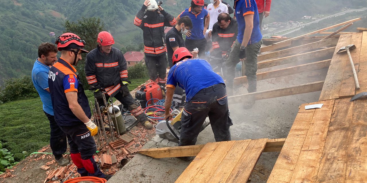 Acı haber! Yıldırım düşmesi sonucu çatısı çöken inşaatta enkaz altında kalan işçilerden biri hayatını kaybetti
