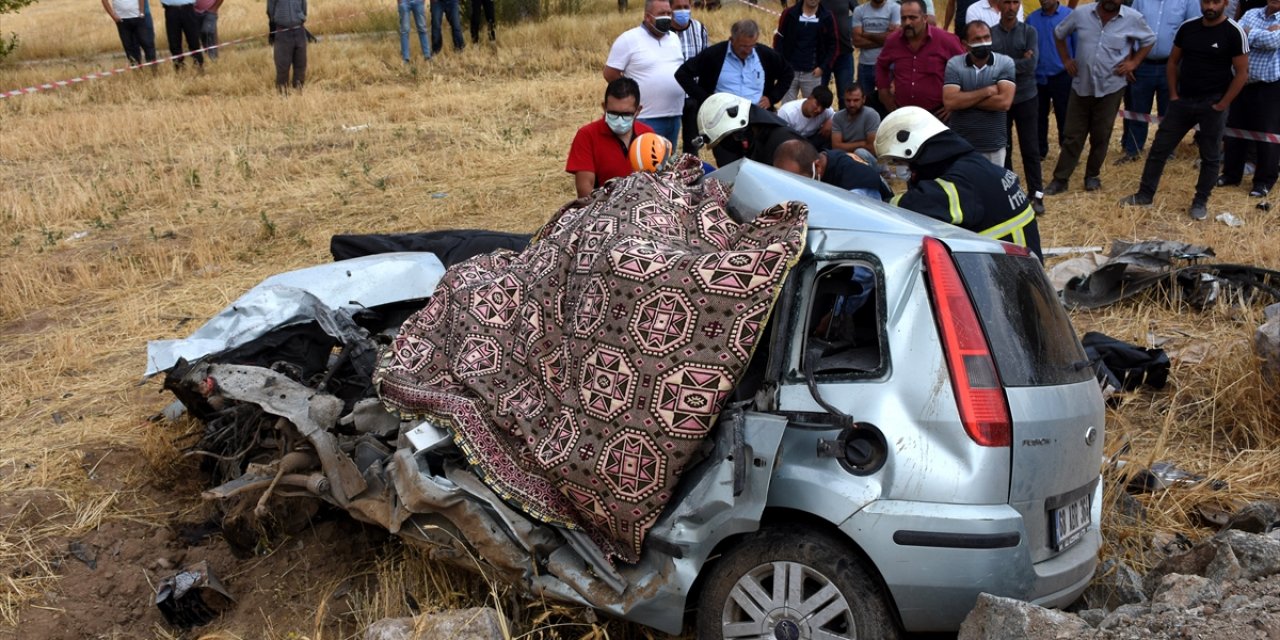 Kahreden kaza! Oto çekiciyle çarpışan otomobil 2 kardeşe mezar oldu