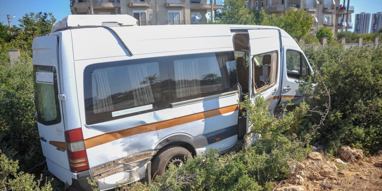 Feci kaza! Savrulan servis minibüsü refüjde bekleyen işçiye çarptı: 1 ölü, 6 yaralı