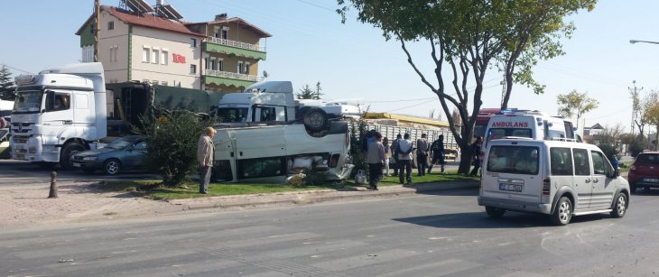 Konya’da otomobille minibüs çarpıştı!