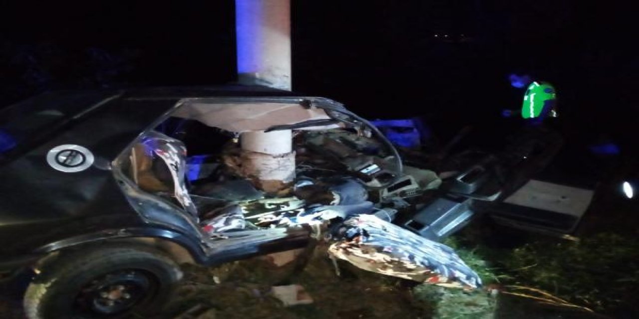 Direğe çarpan otomobil ikiye bölündü; sürücü hayatını kaybetti
