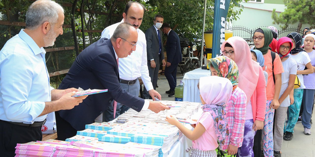 Başkanlardan miniklere namaz ve dua kitabı hediyesi