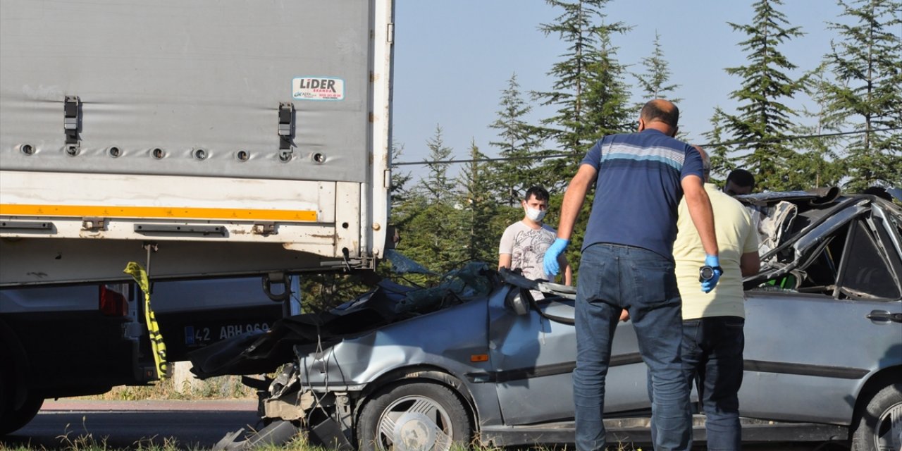Konya'da feci kaza! Tıra arkadan çarpan otomobil hurdaya döndü: 1 ölü, 1 yaralı