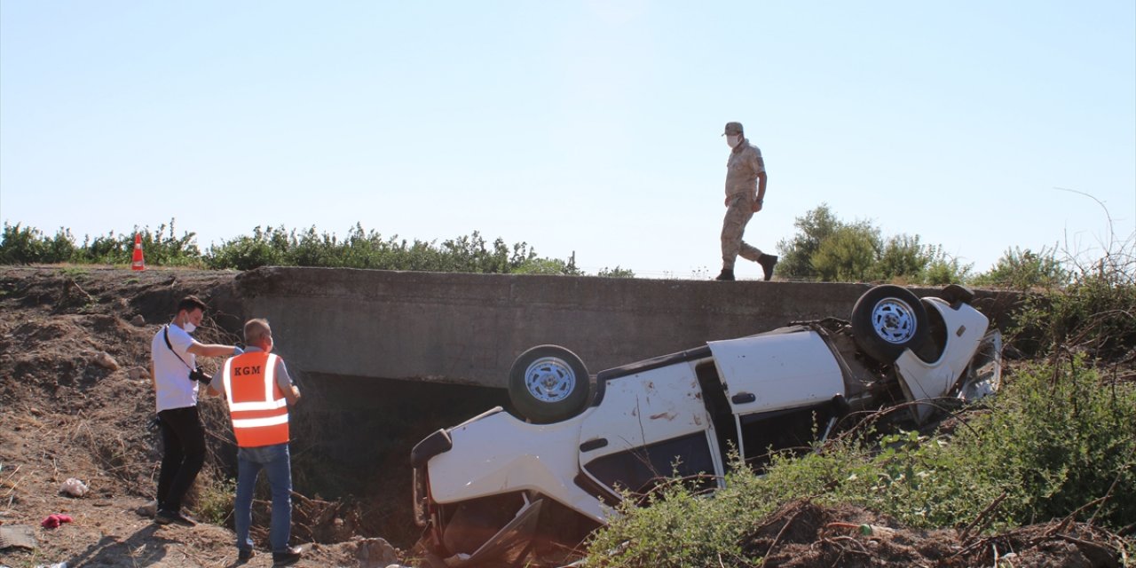 Otomobil su kanalına devrildi: 2 ölü, 2 yaralı