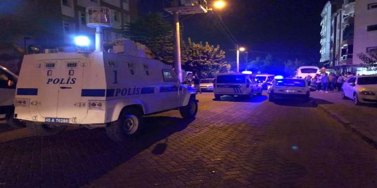 Kavgayı ayırmaya çalışan polisi göğsünden bıçakladılar