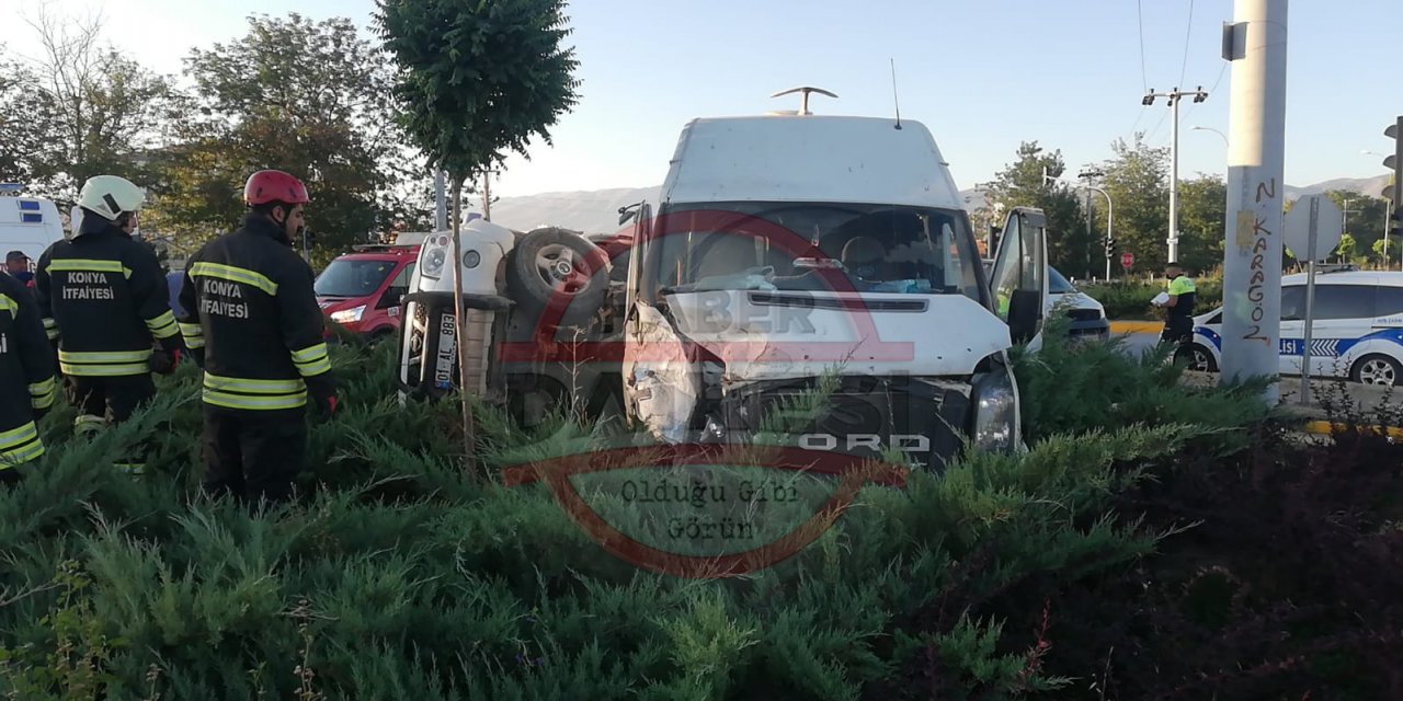 Konya’da minibüsün çarptığı kamyonet devrildi, ikisi de refüje çıktı