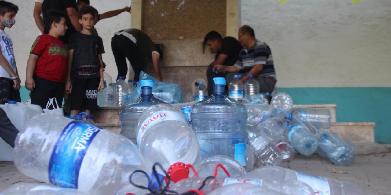 Şifa bulmak için Konya’daki bu çeşmeye koşuyor, saatlerce sıra bekliyorlar