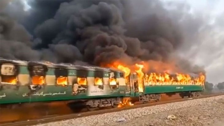 Pakistan'daki tren yangınında ölü sayısı 73'e yükseldi