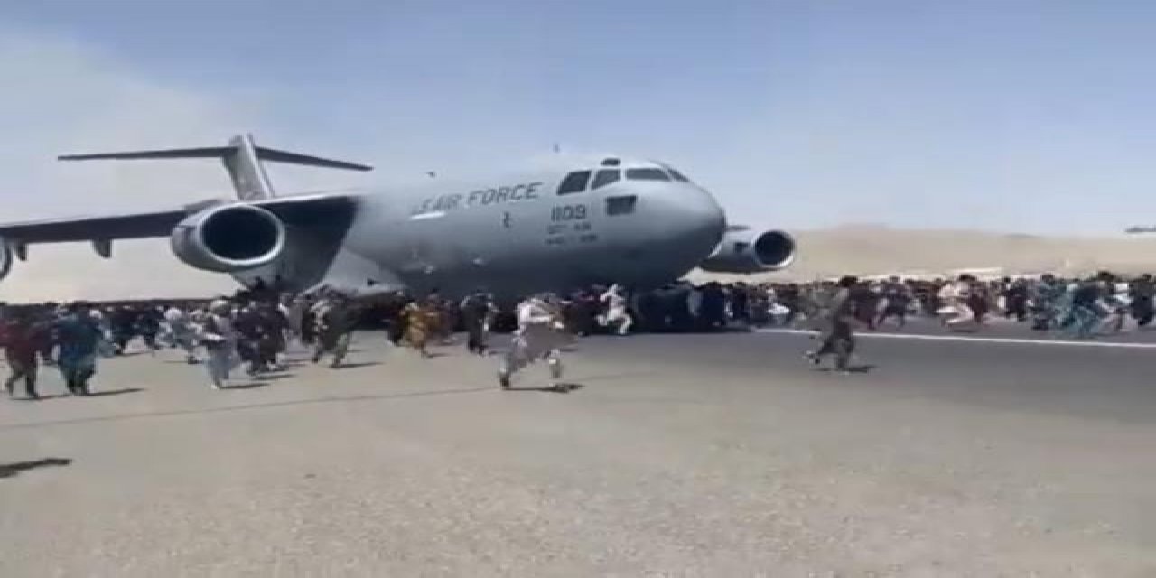 Uçaktan düşen Afganlarla ilgili tüyler ürperten rapor! İniş takımında ceset parçaları bulundu