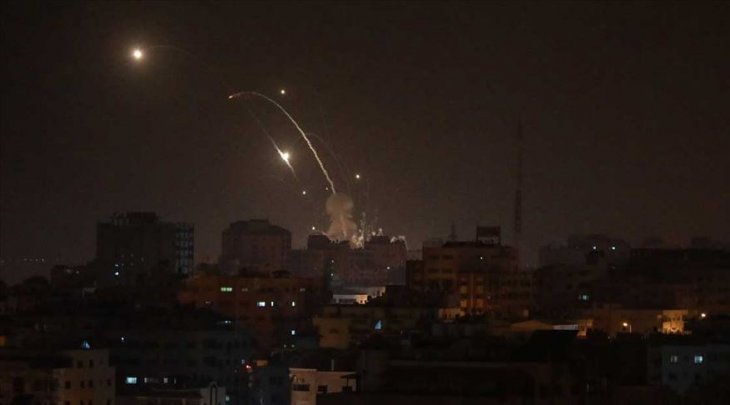 Katil İsrail, Gazze'yi tank atışı ve hava saldırısıyla vurdu