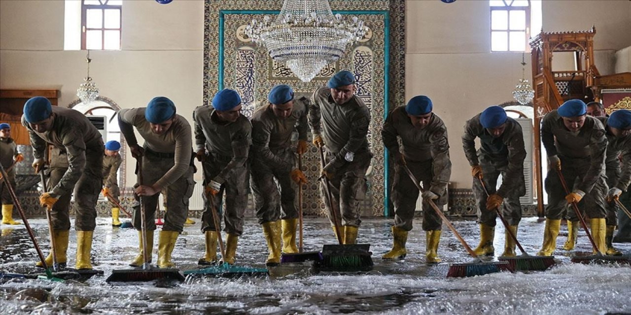 Kahraman komandolar selden etkilenen camiyi deterjanlarla temizledi