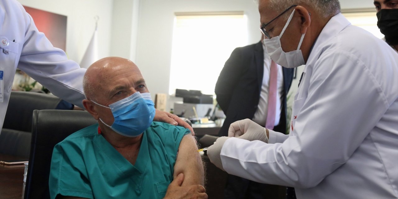 Doktor belediye başkanı, doktor milletvekiline aşı yaptı