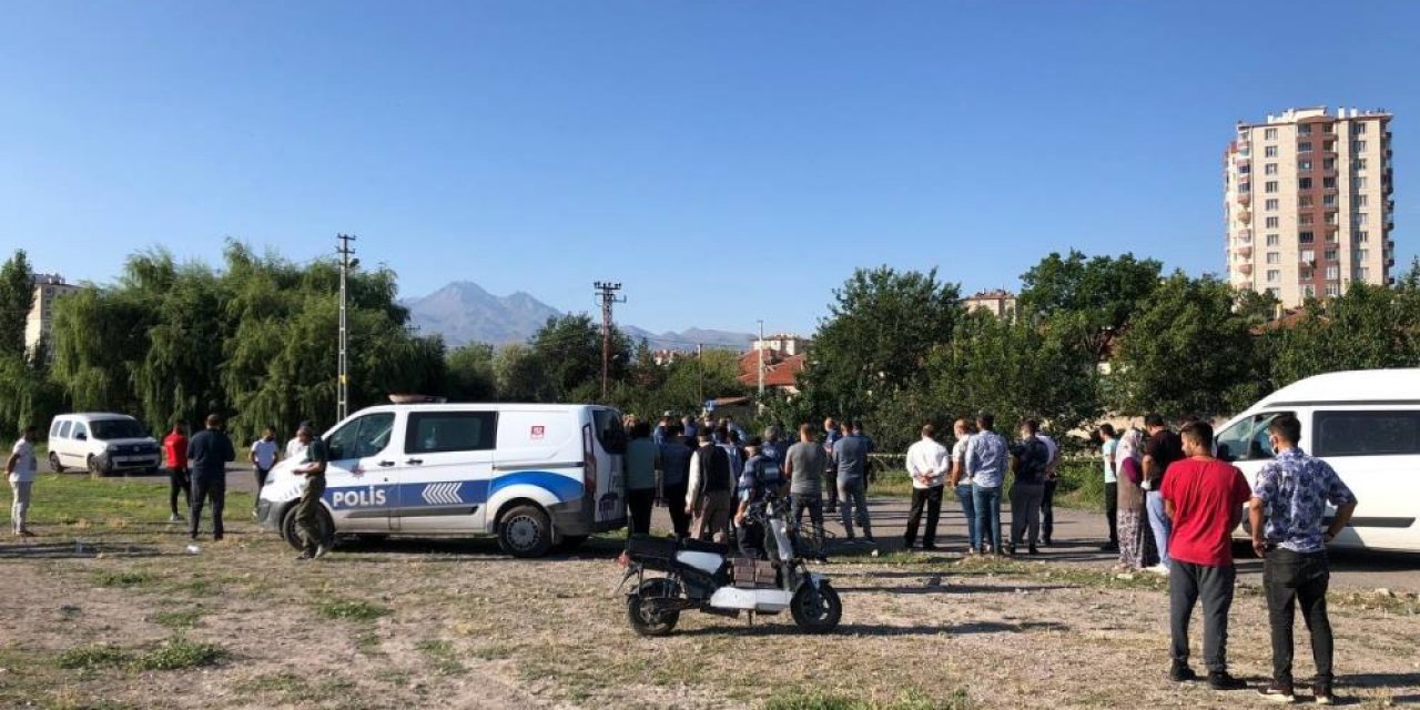 Yol ortasında hareketsiz gören mahalleli telefona sarıldı, başından vurulduğu belirlendi