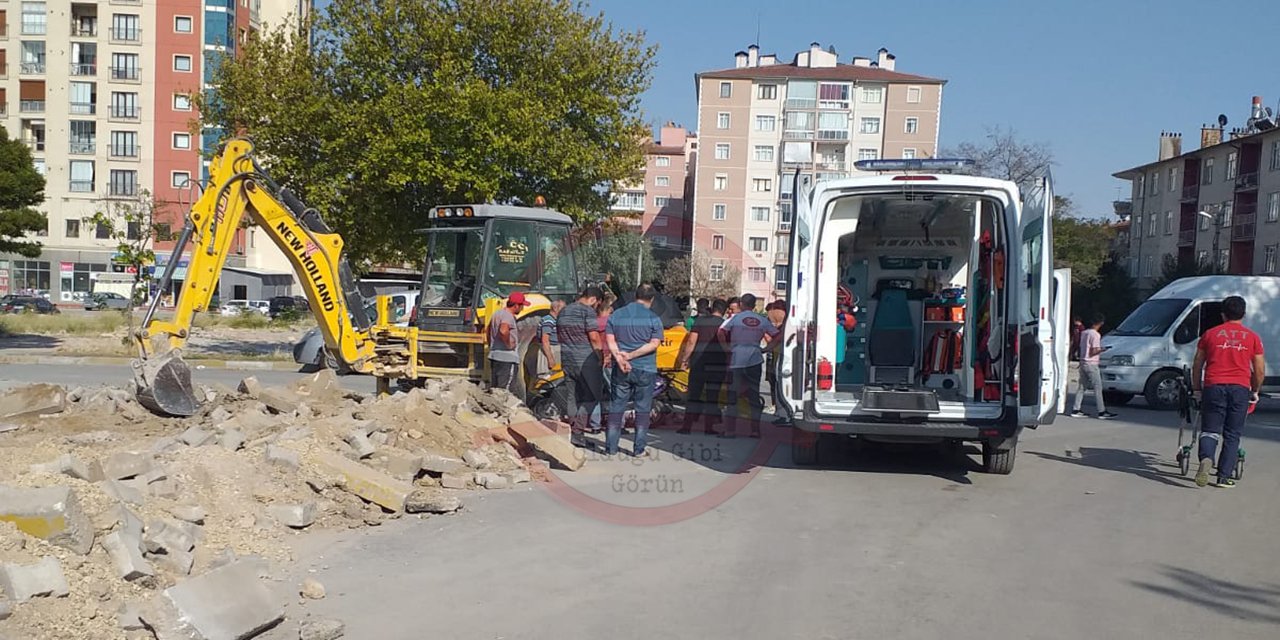 Konya’da kaza! Aracın çarptığı motosiklet sürücüsü çalışma yapan kepçenin altına girdi