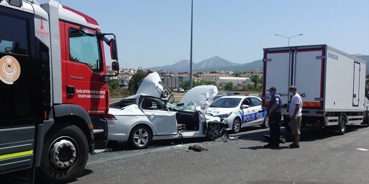 Feci kaza! Kamyonete arkadan çarpan otomobil bu hale geldi: 1 ölü, 1 yaralı