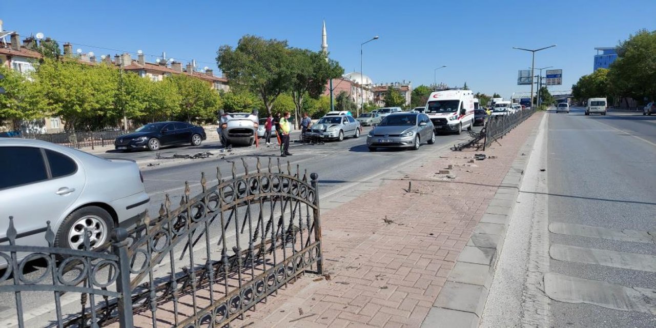 Konya'da feci kaza! Kontrolden çıkan otomobil demir korkulukları parçalayıp karşı şeride uçtu