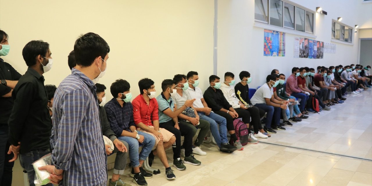 140 düzensiz göçmen sınır dışı edilmek üzere İstanbul'a gönderildi