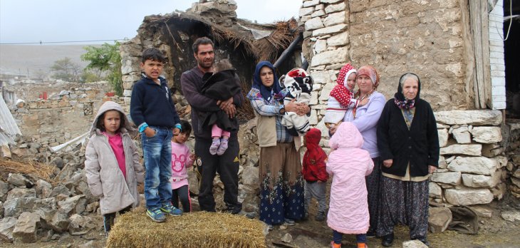 Konya'daki yangında evleri kül olan 8 kişilik aile sokakta kaldı