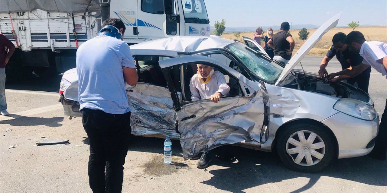 Konya’da TIR ve iki otomobilin çarpıştığı zincirleme kaza: 4 yaralı var