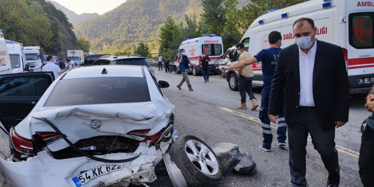 Biri ambulans 4 araç birbirine girdi: 12 yaralı! İlk müdahaleyi Vali yaptı