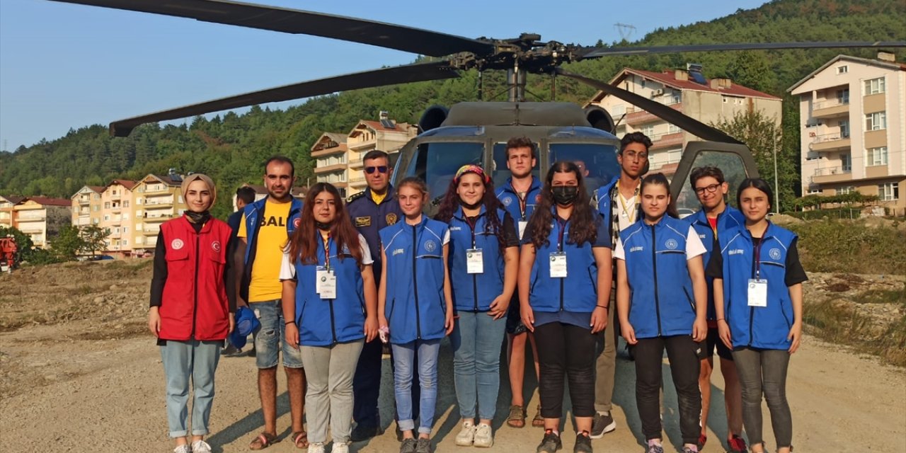 İçişleri Bakanı Soylu'dan afet bölgesindeki gönüllü gençlere helikopter gezisi jesti