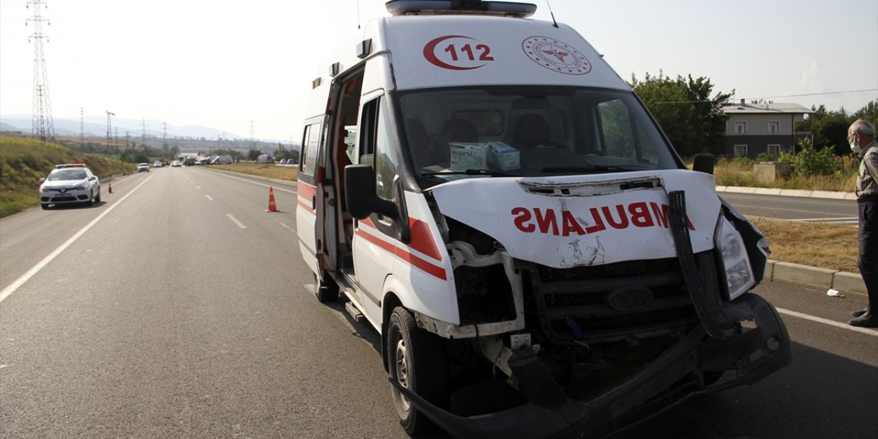 Ambulansla hafif ticari araç çarpıştı: 7 yaralı