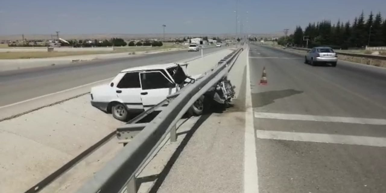 Konya’daki kaza anı kamerada! Refüjdeki bariyere böyle çarptı, yaralı kurtuldu