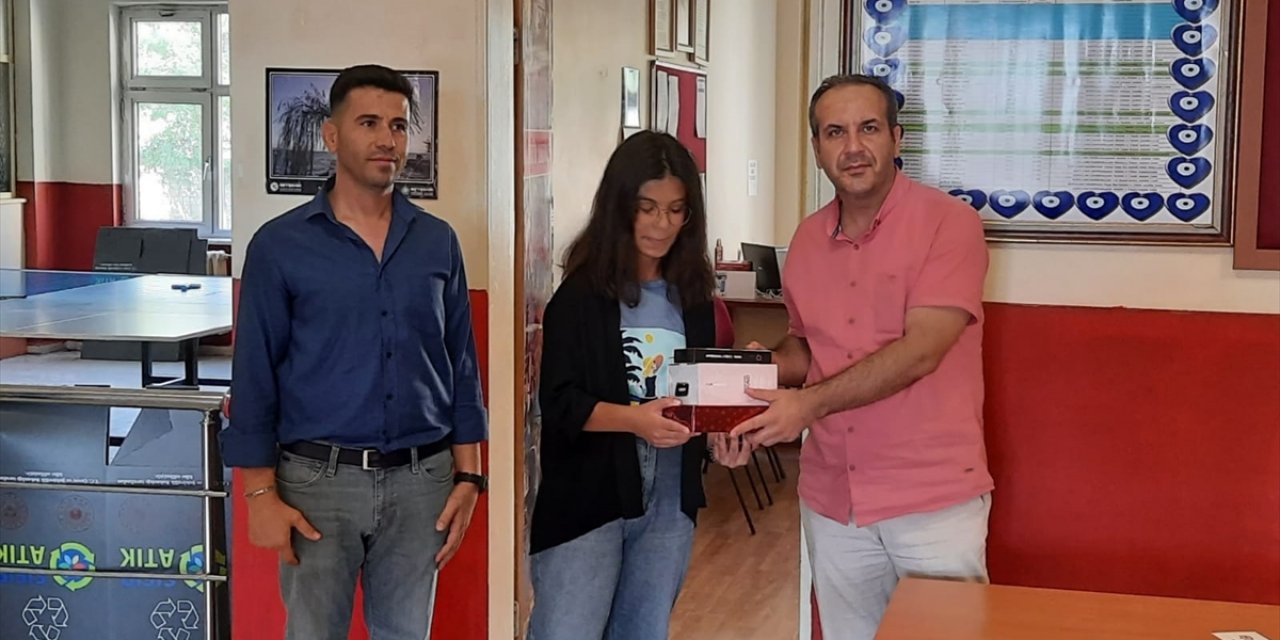 Konya’da mahalle muhtarı maaşıyla hediye alıp fen lisesini kazanan öğrencileri ödüllendirdi