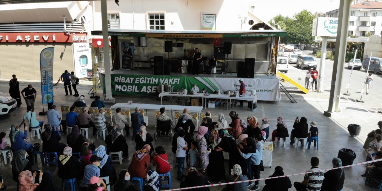 Ribat Eğitim Vakfı'ndan geleneksel aşure ikramı