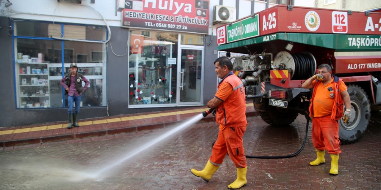 Selin vurduğu Bozkurt'ta çamurdan temizlenen sokaklar yıkanıyor