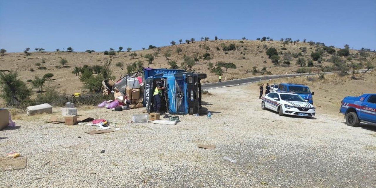 Konya’dan İzmir’e taşınan aileyi taşıyan kamyon devrildi: 7 yaralı