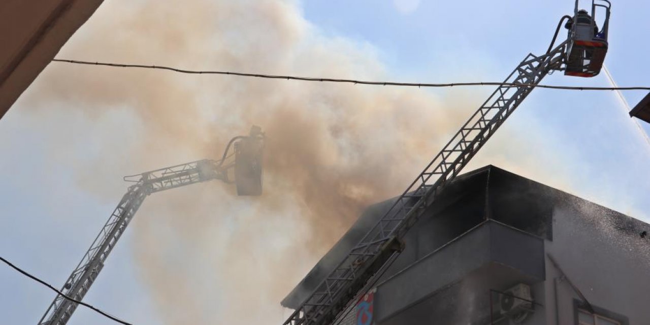 4 katlı binadaki yangın mahalleliyi sokağa döktü