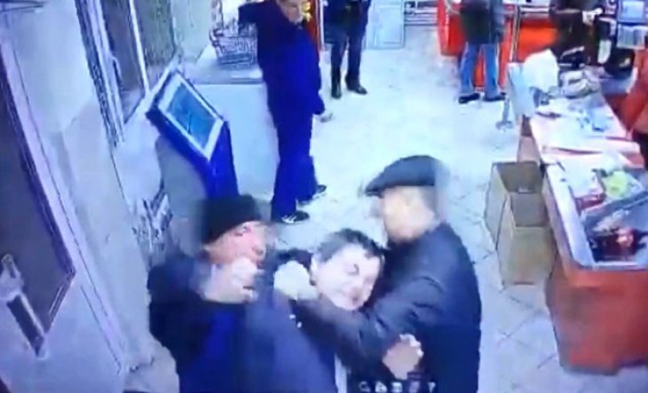 Oyuncak silahla soyguna kalkıştı, müşteriler durdurdu