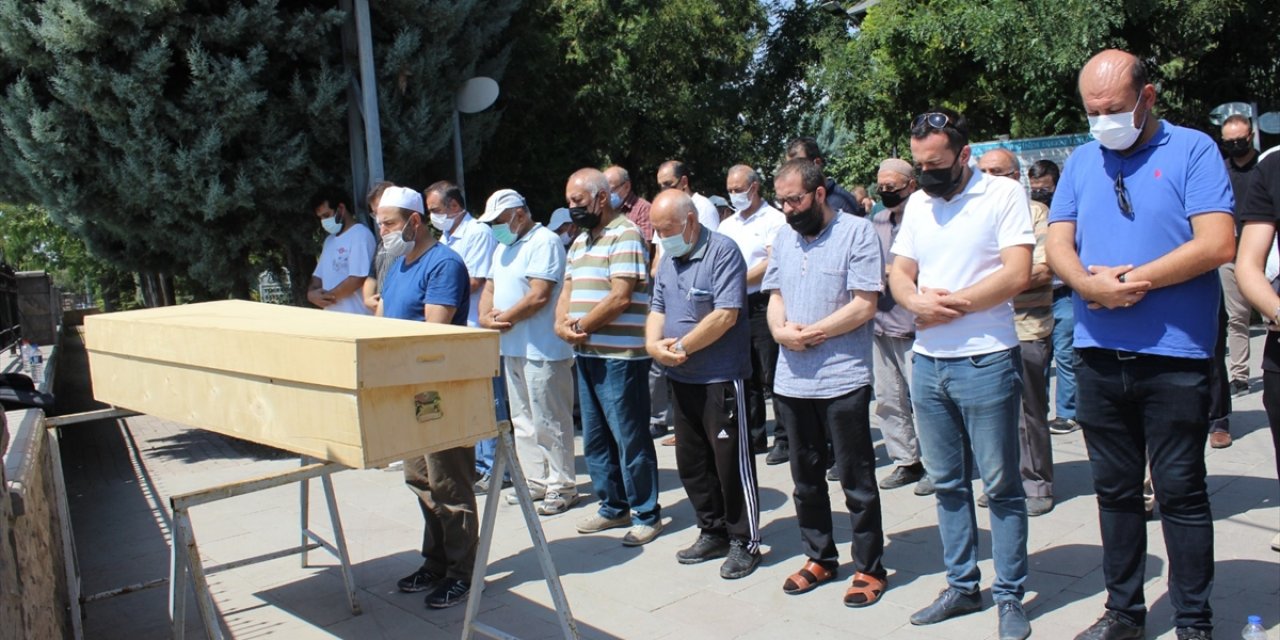 Konya'da Kovid-19 nedeniyle vefat eden akademisyen son yolculuğuna uğurlandı
