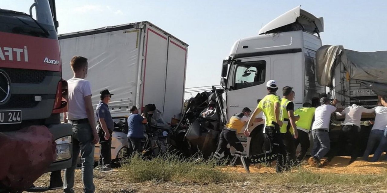 Son Dakika: Feci kaza! 3 TIR ve 2 otomobil karıştı: 3 ölü, 5 yaralı