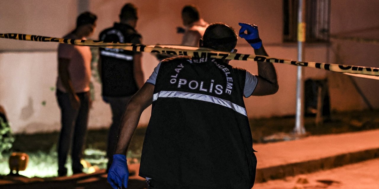 Eski karısını, birlikte yaşadığı adamı ve küçük kızını vurdu, sonra kafasına sıktı