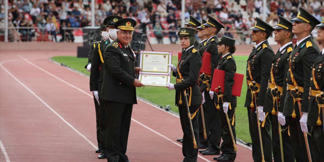 Kara Harp Okulu'nun ilk başörtülü öğrencisi ve ilk subayı olarak tarihe geçti