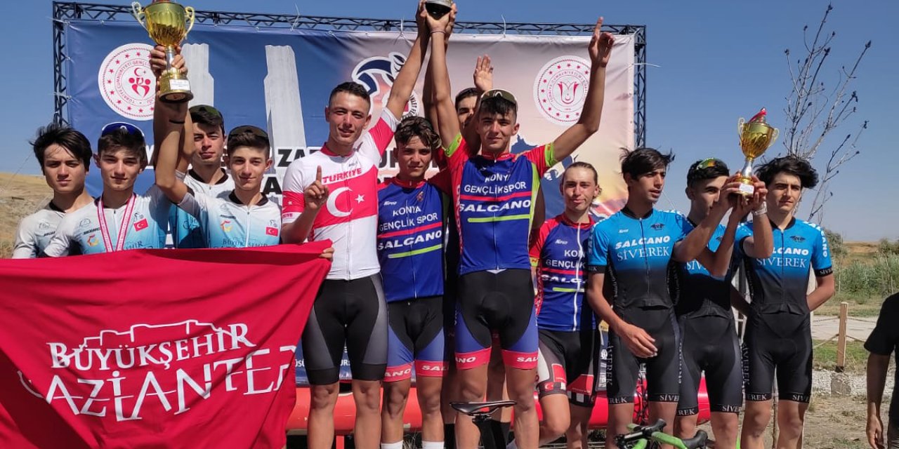 Konyalı pedallar kürsüde