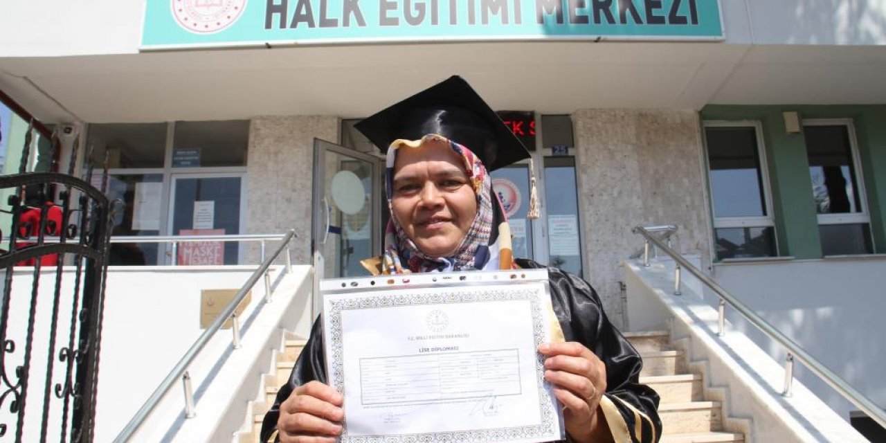 Lise diplomasını 58 yaşında kep giyip aldı! Konyalı 3 çocuk annesinin yeni hedefi büyük