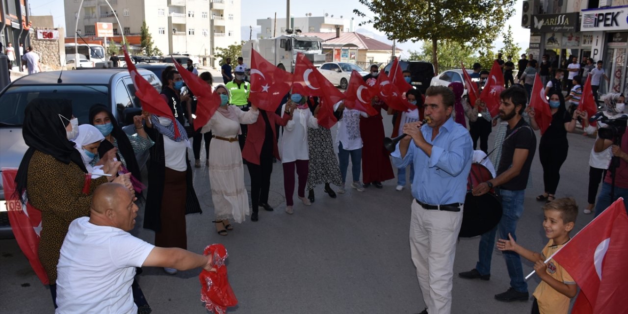 Terör örgütünün kaçırdığı evladına 6 yıl sonra kavuşan Şırnaklı aileden, HDP önünde halay