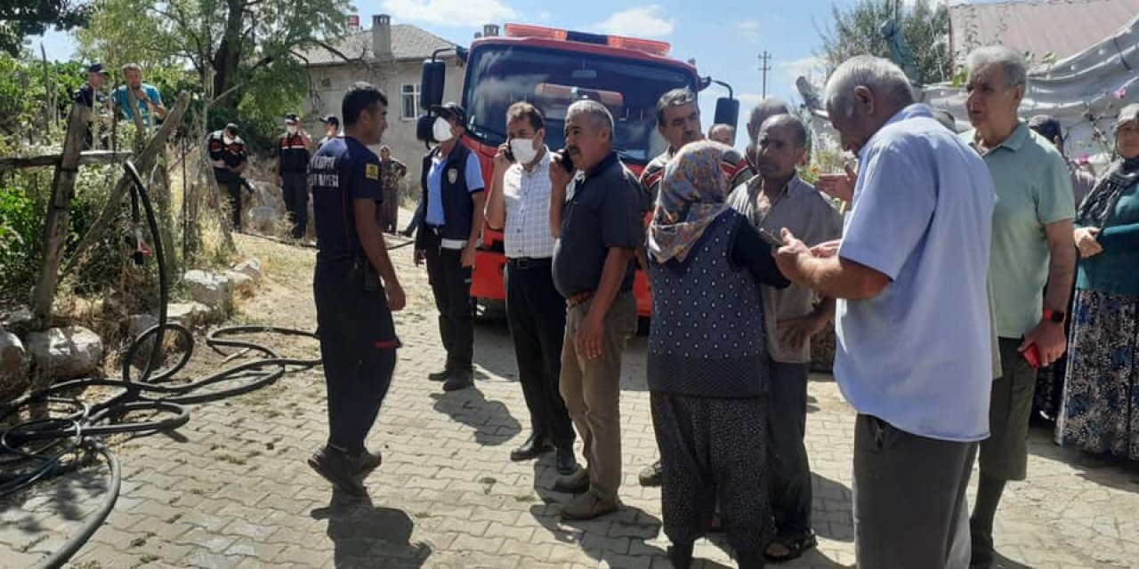 Konya’da mahalleli itfaiyeyle ele ele verip, komşularının evinde çıkan yangını söndürdü