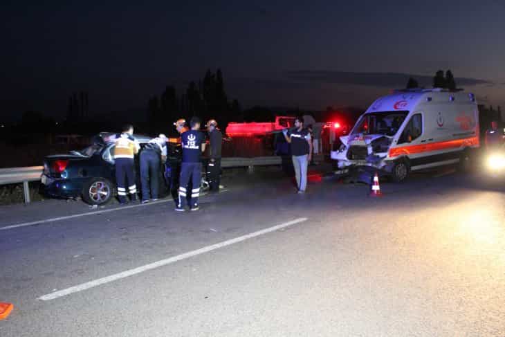 Ambulans ve iki otomobil çarpıştı: 3 ölü, 4 yaralı