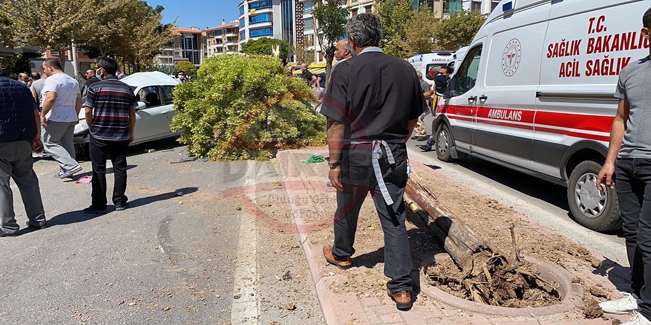 Konya’da 2 otomobil çarpıştı, ortalık savaş alanına döndü